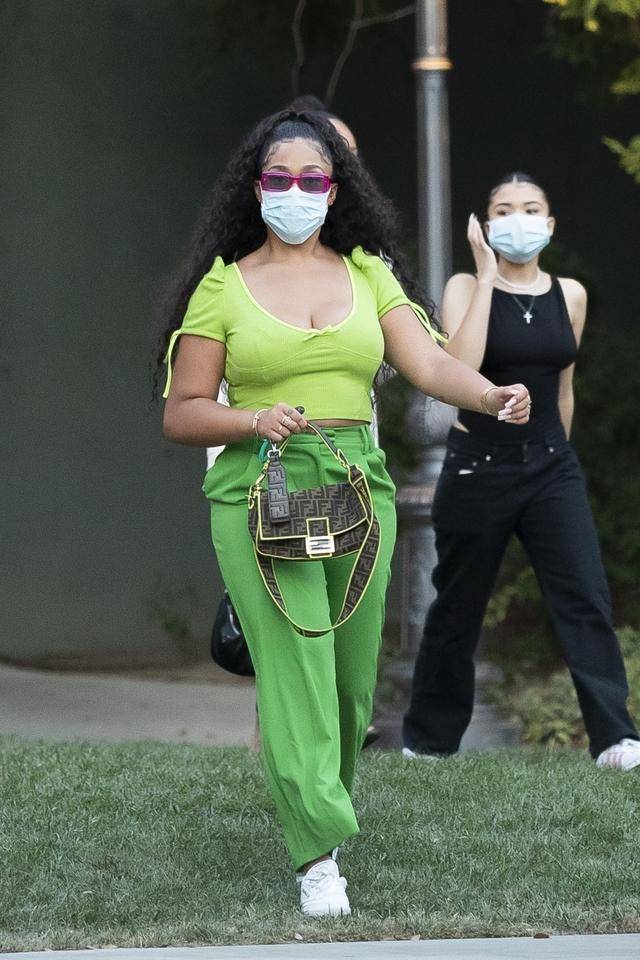 女星乔丹·伍兹现身卡拉巴萨斯街头,她有着特别的魅力