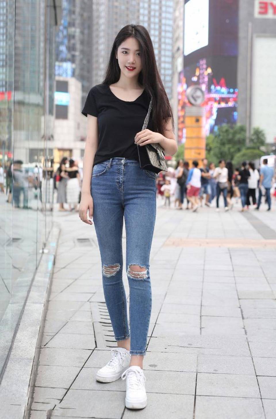 路人街拍小姐姐穿一件白色高腰短袖上衣看起来更加有魅力