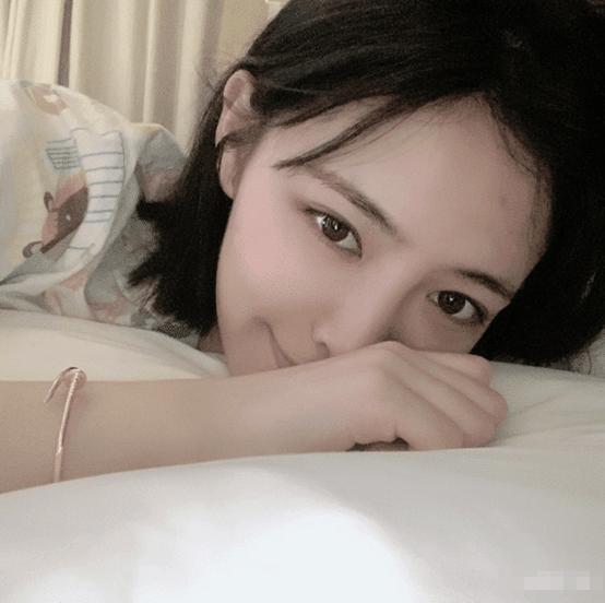 以为许佳琪睡前素颜照是自拍,看到她眼中人影,男粉丝莫名有点酸