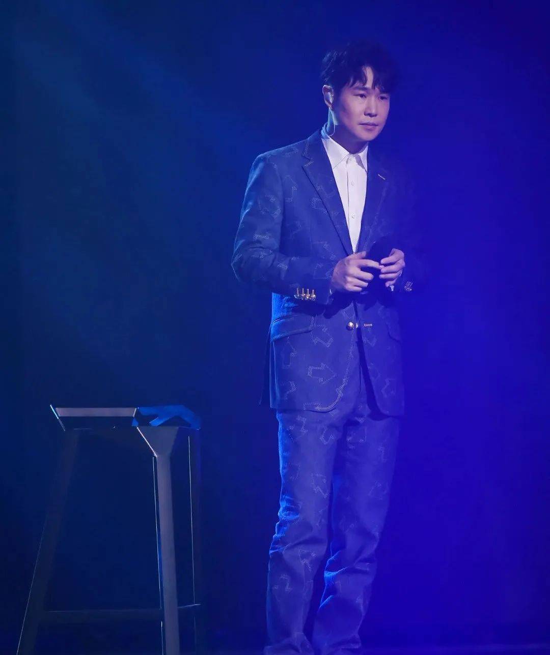 39岁小沈阳近照显沧桑头发稀少遭调侃复出跨界歌王冲冠