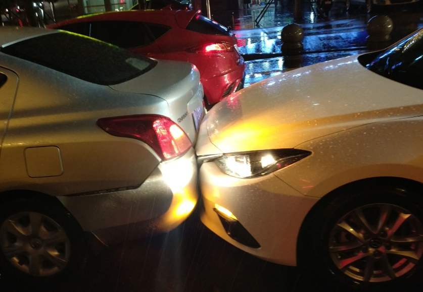 前面的车主被远光灯刺击到踩了刹车发生追尾事故,又是谁的责任呢?