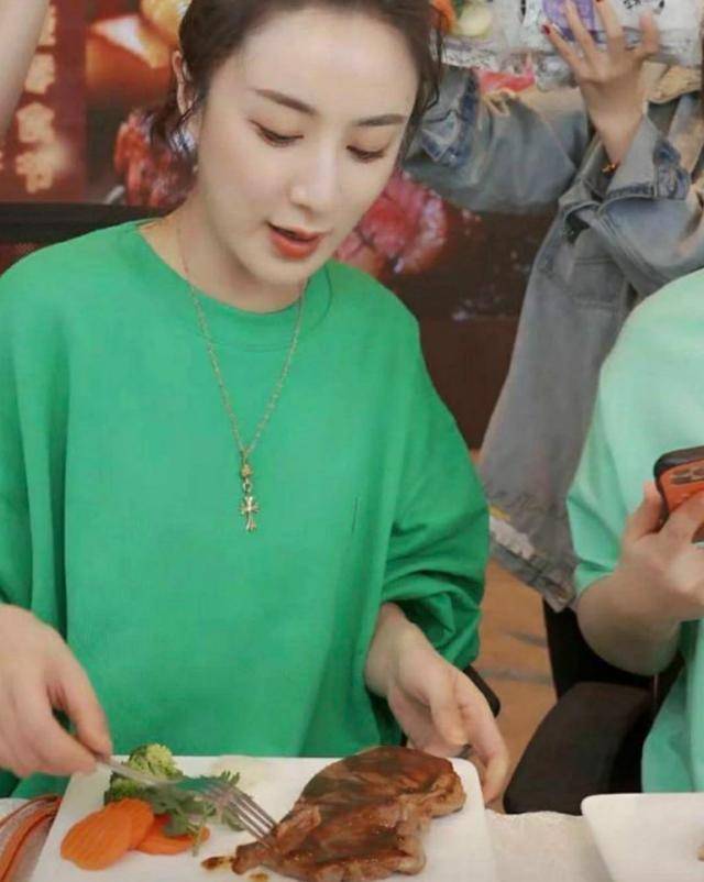 薇娅谈女儿"早熟"落泪,母女俩对话内容曝光,孩子的话令人心疼