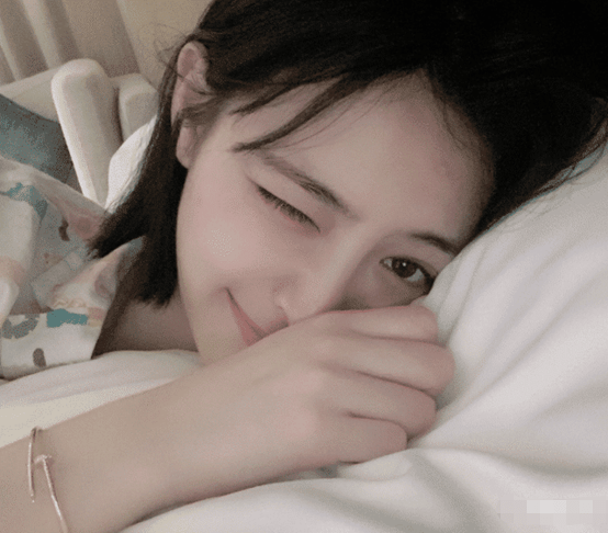 以为许佳琪睡前素颜照是自拍看到她眼中人影男粉丝莫名有点酸