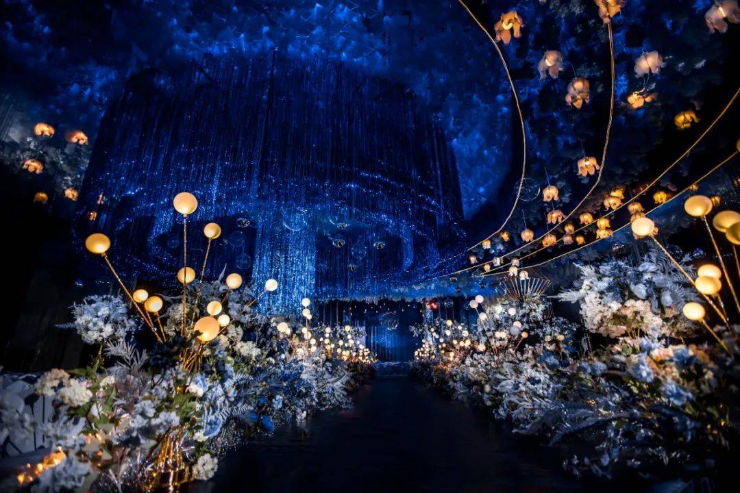经典蓝为主色调的高级婚礼,蓝金色的星空场景