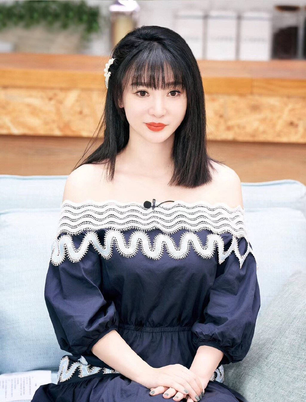 柳岩换空气刘海太显嫩了搭配灯笼袖露肩裙年过40依旧很少女