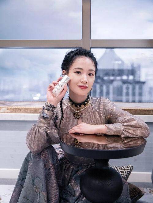 这部剧受到不少人的批评,秦俊吉婚外情,是张佳怡唯一的黑点