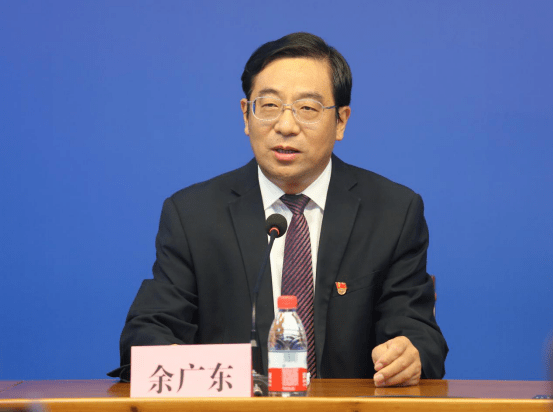 首先,请中共社旗县委书记余广东先生作主题发布.