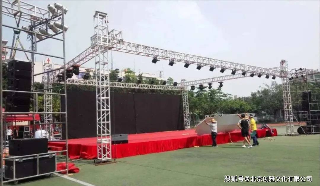 舞台搭建美化过程中,应该使用全新的地毯,避免使用重复利用的地毯