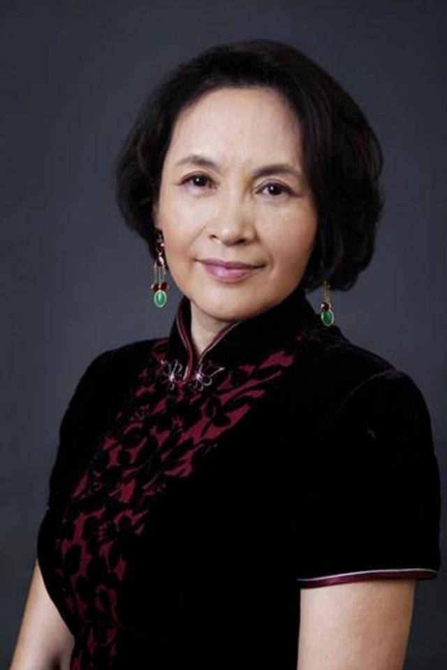 65岁宋晓英老得优雅,穿旗袍配卷发气质高贵,身材比年轻人还好