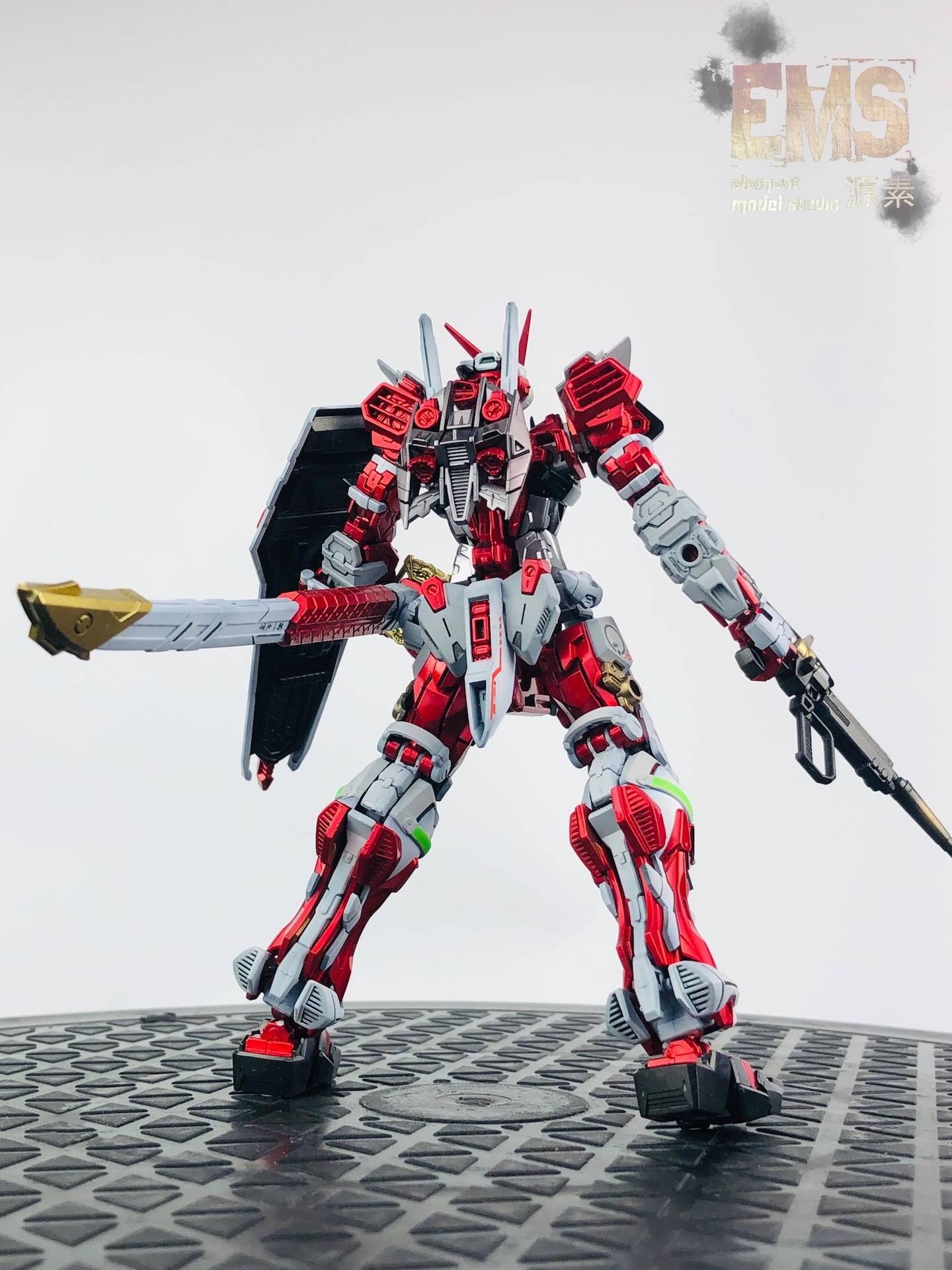 rg红异端高达喷涂范例,一体成型骨架还有分色的内容,遮盖方面是必不可