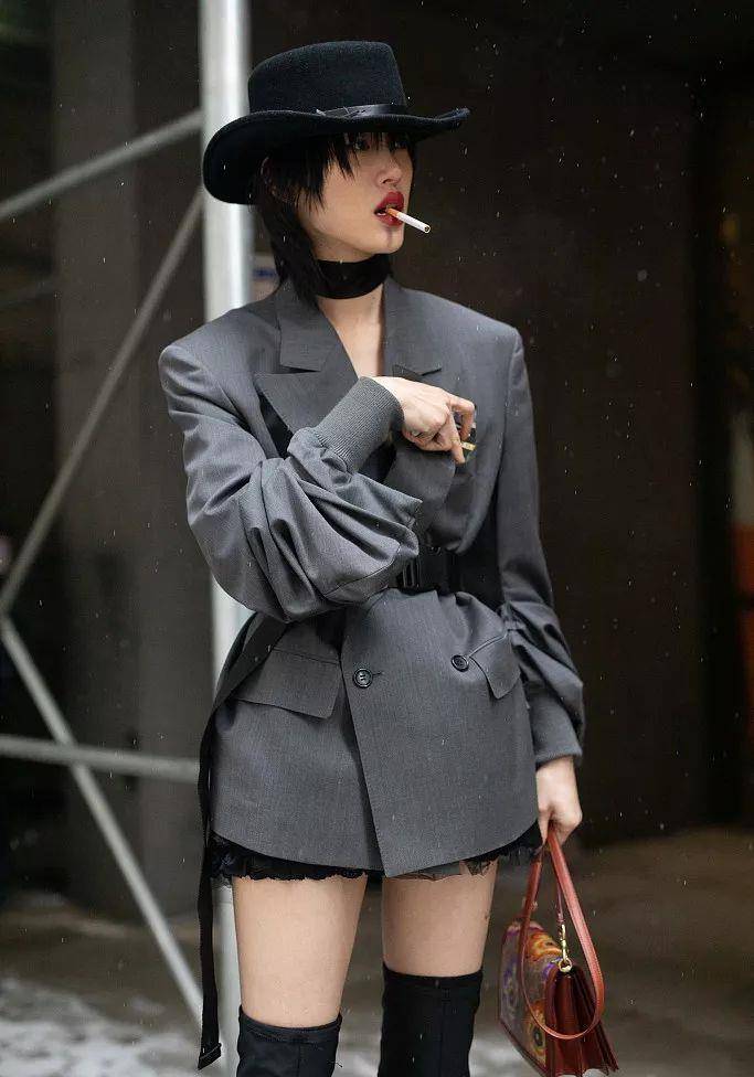 崔素拉坦言道,生活中的自己,喜欢打游戏,喜欢动漫,日漫人物nana更是极