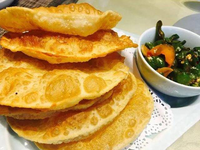 临潭的烫面油香炸到两面发亮蘸着蜂蜜吃最为美味