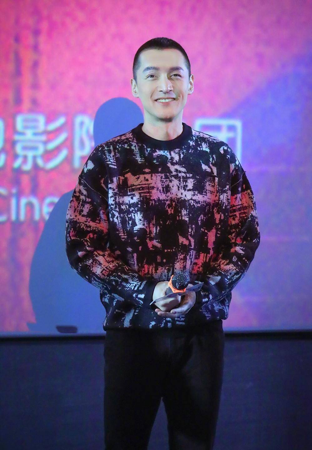 原创胡歌这寸头剪对了印花卫衣减龄显活力穿小白鞋37岁还像大男生