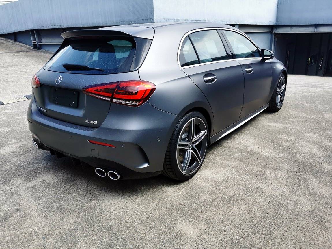 奔驰amg a45 哑光山灰黑红