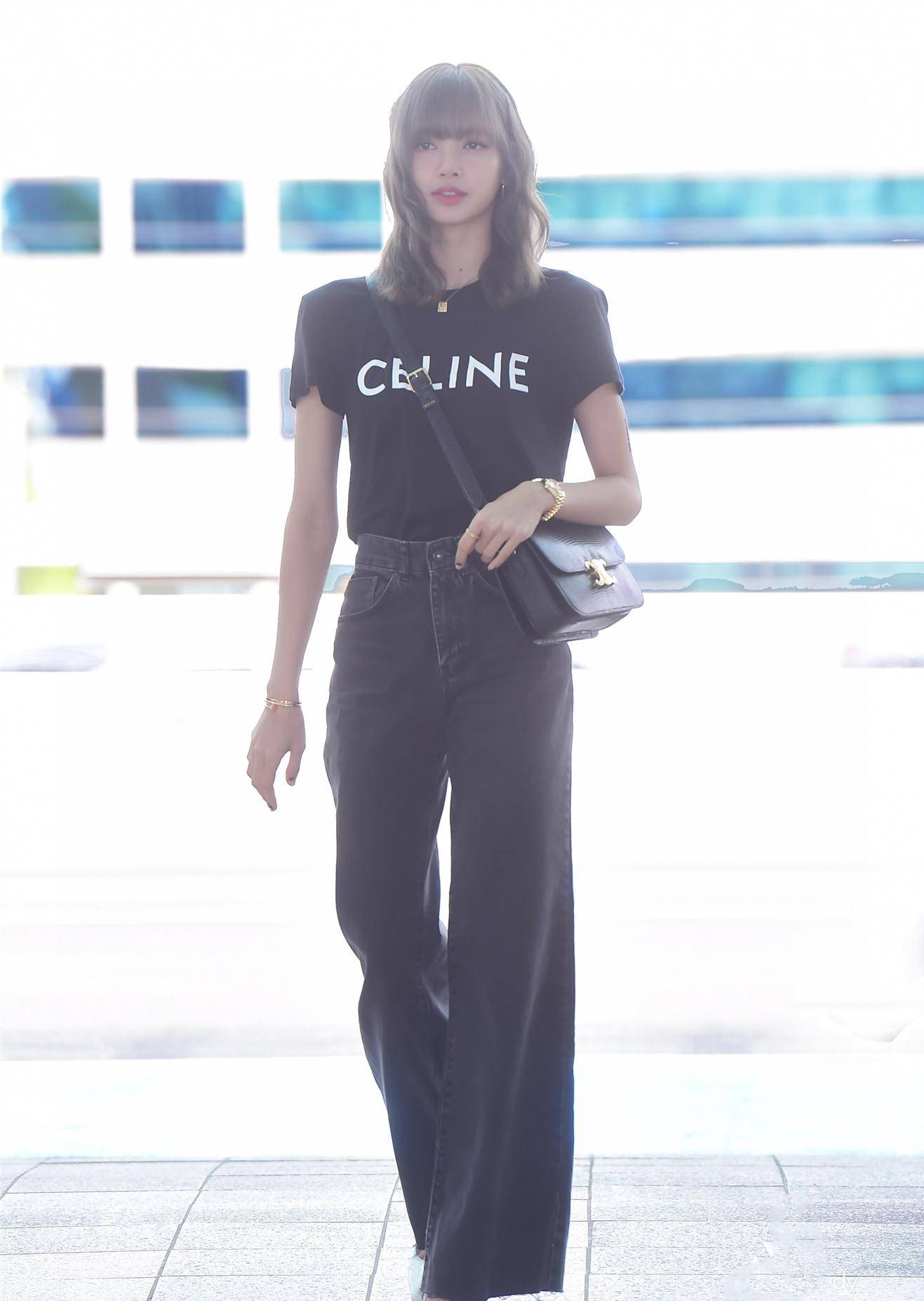 原创22岁lisa白衣黑裙看秀,秀51厘米"蚂蚁"腰,外网生图美得太精致