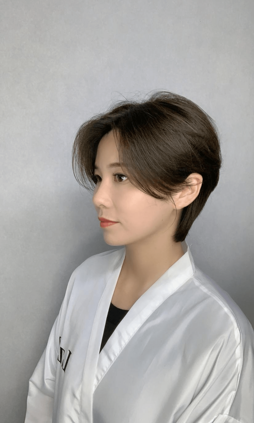 李宇春新狼尾短发解锁当下流行发型搭配红色风衣帅爆了