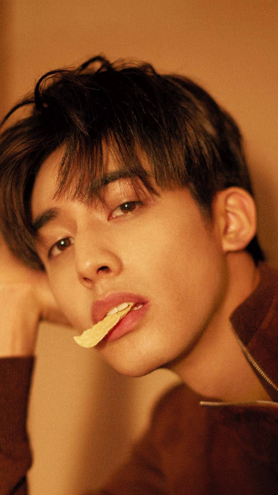 宋威龙最新造型引人嘲讽,稀少短发暴露五官缺陷