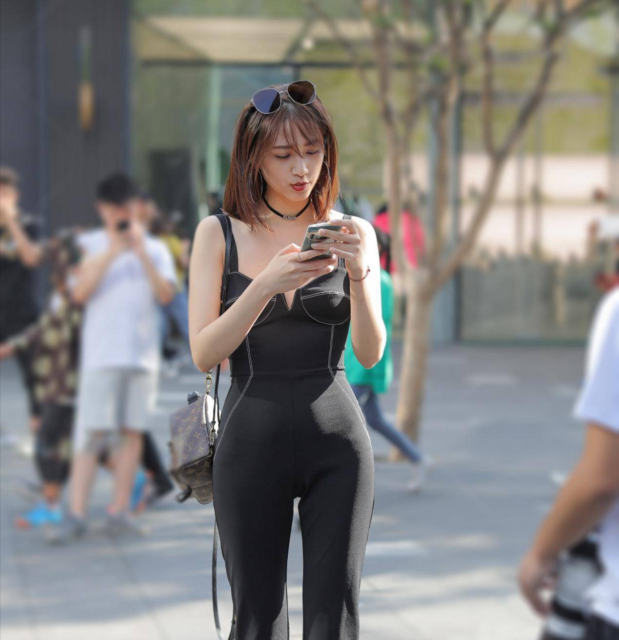 只需一条吊带连体裤轻松塑造日常穿搭简约时尚又有名媛范儿