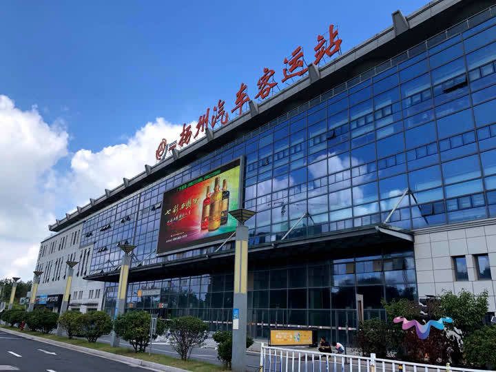 今天(8月27日)上午,记者在西部客运枢纽售票大厅入站口看到,进入车站