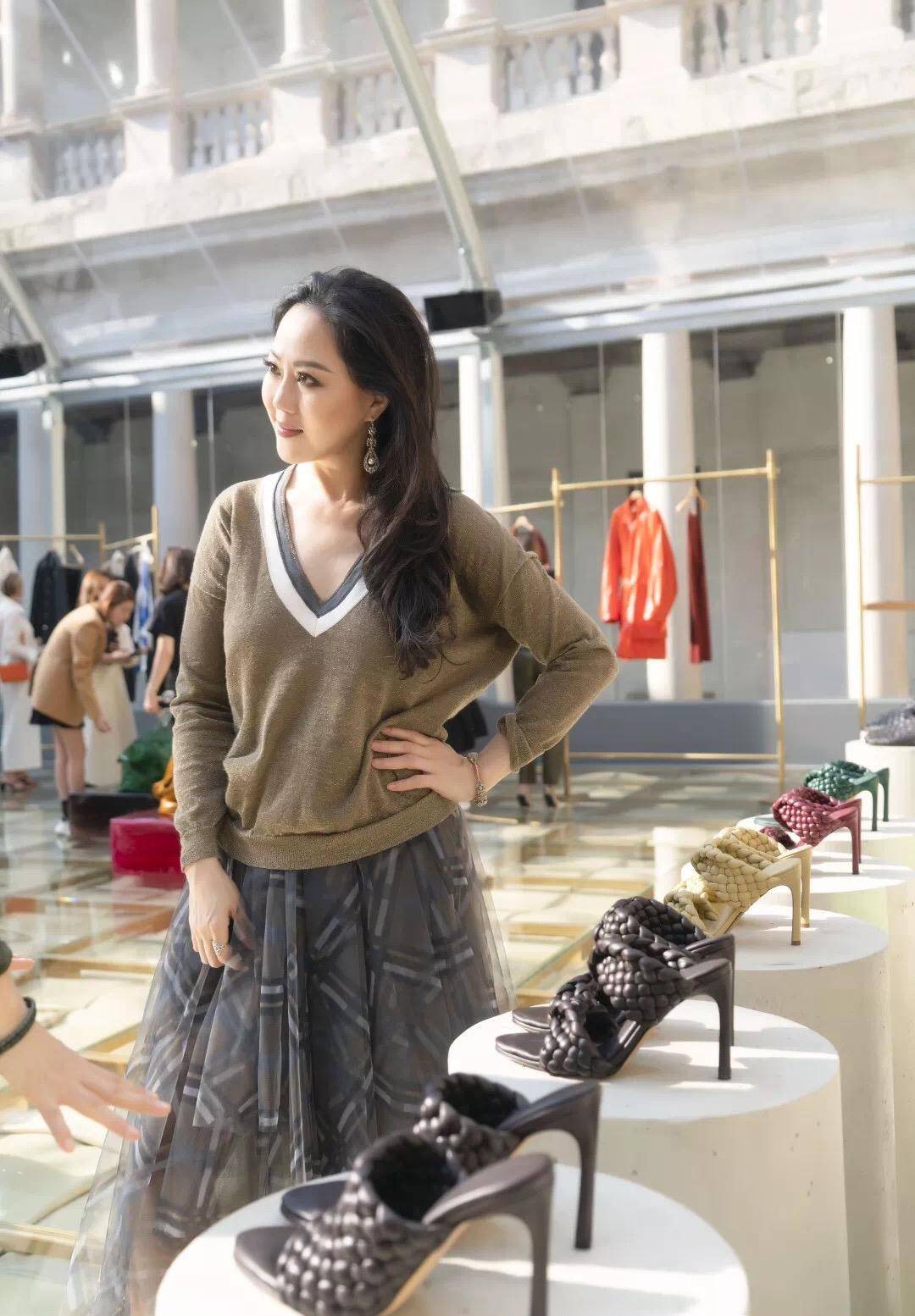 原创56岁章小蕙美得低调,一袭清爽针织衫配格纹纱裙,高级气质让人服