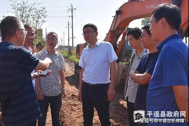平遥县委副书记,县长石勇调研南政乡道备村集中供热情况平遥县委副
