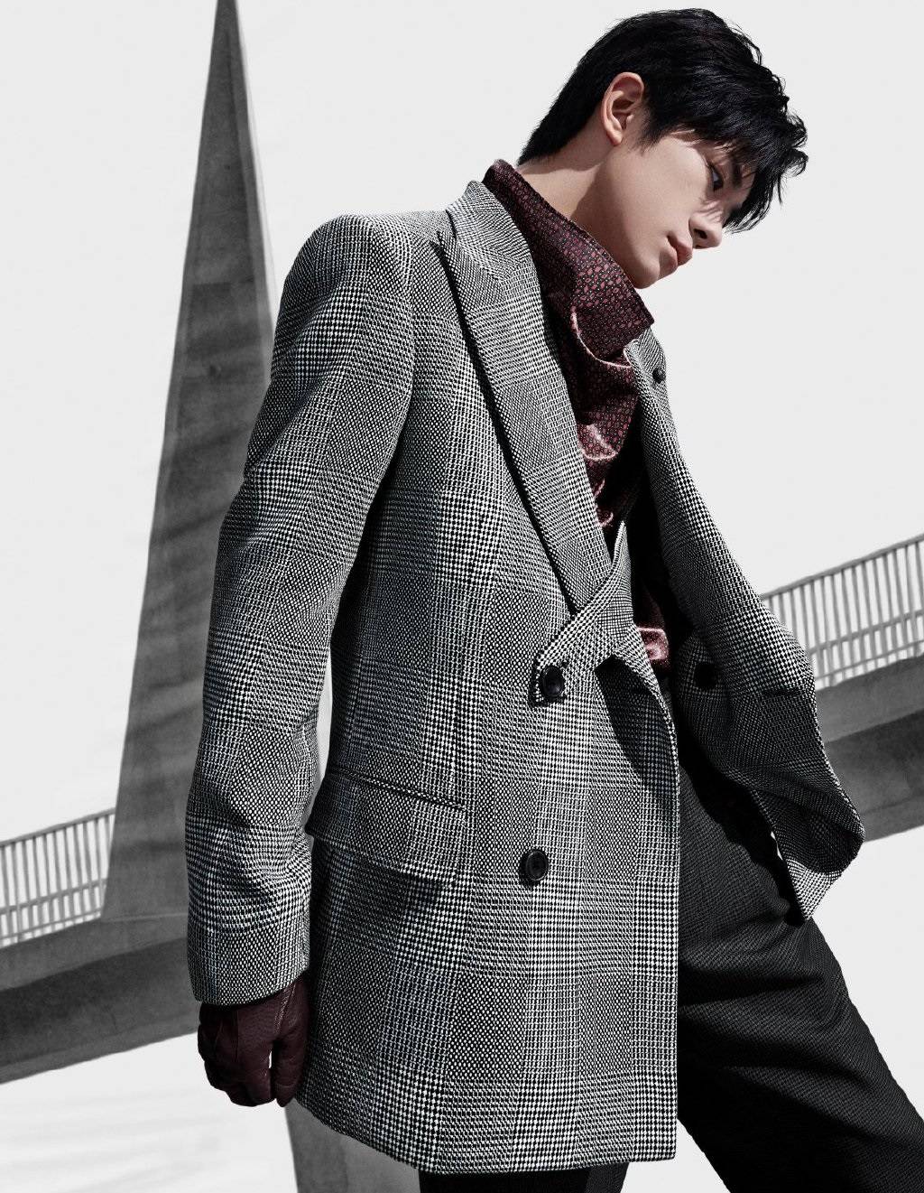 易烊千玺代言某服装大牌脸蛋稚嫩像小孩穿大人衣服