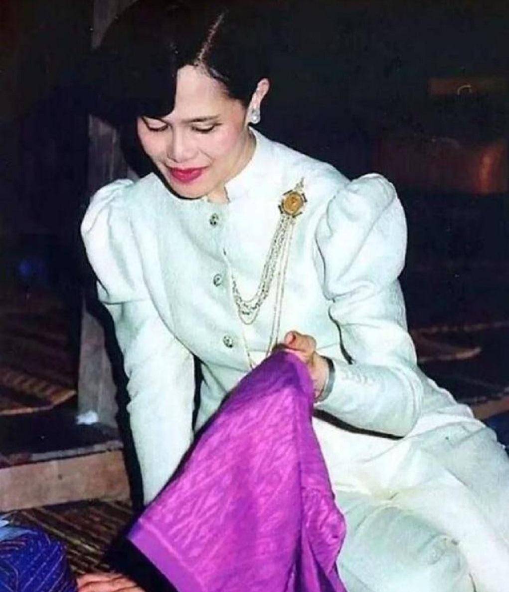 普密蓬爱得太卑微!晚年想牵诗丽吉的手,偷瞄妻子脸色却终遭拒绝