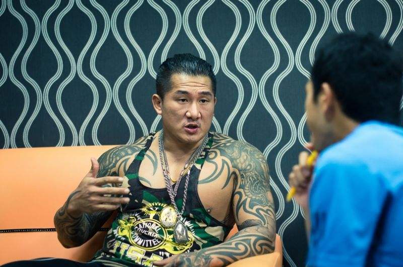 台岛格斗网红陈之汉被射3枪,大陆搏击人练喻轩吴紫龙曾向其挑战