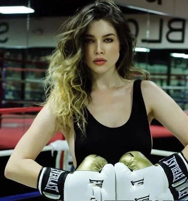 就是今天的女主,一位来自爱尔兰裔美国的模特,叫做lauren summer,1994