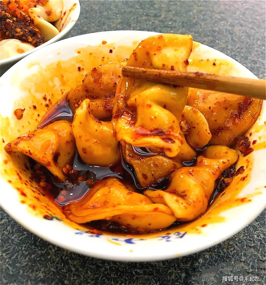 著名的红油水饺!老成都人的特色小吃!一家火了几十年的老字号!
