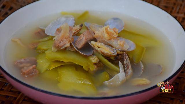 花甲别炒着吃了,加1根苦瓜,教你做清热解暑的花甲苦瓜汤,解馋