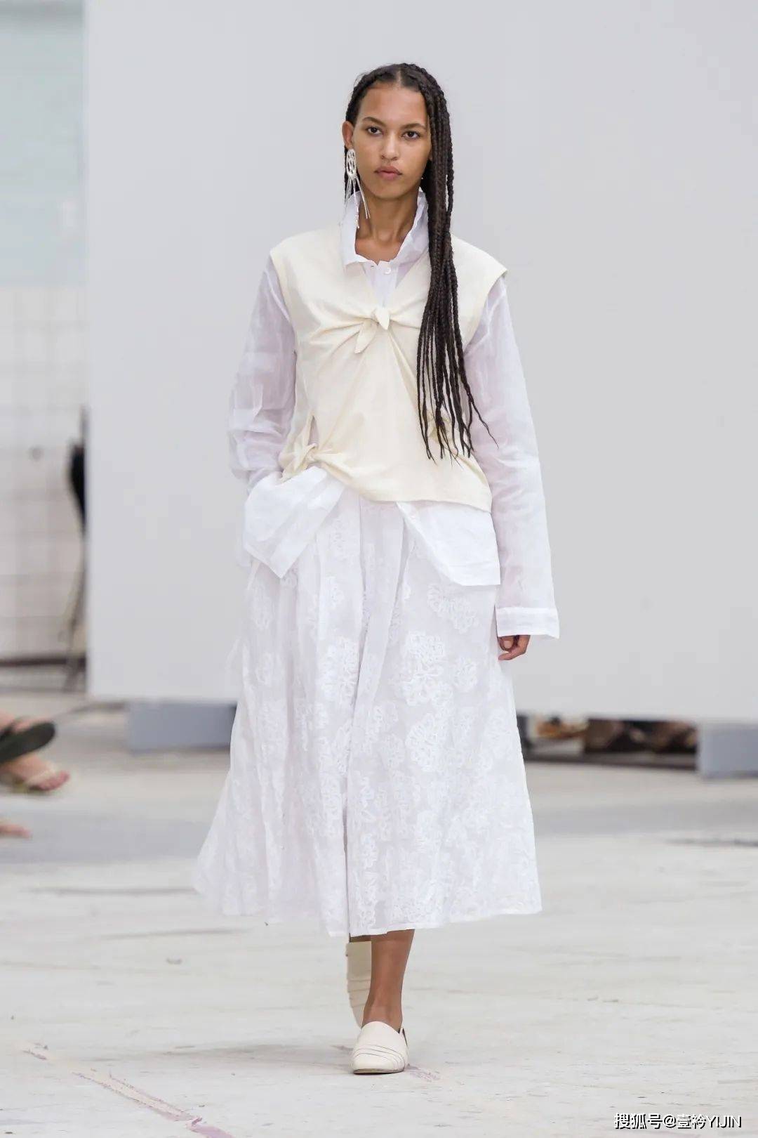 丹麦品牌mkdtunisex极简风和性冷淡风碰撞产生的美妙化学反应