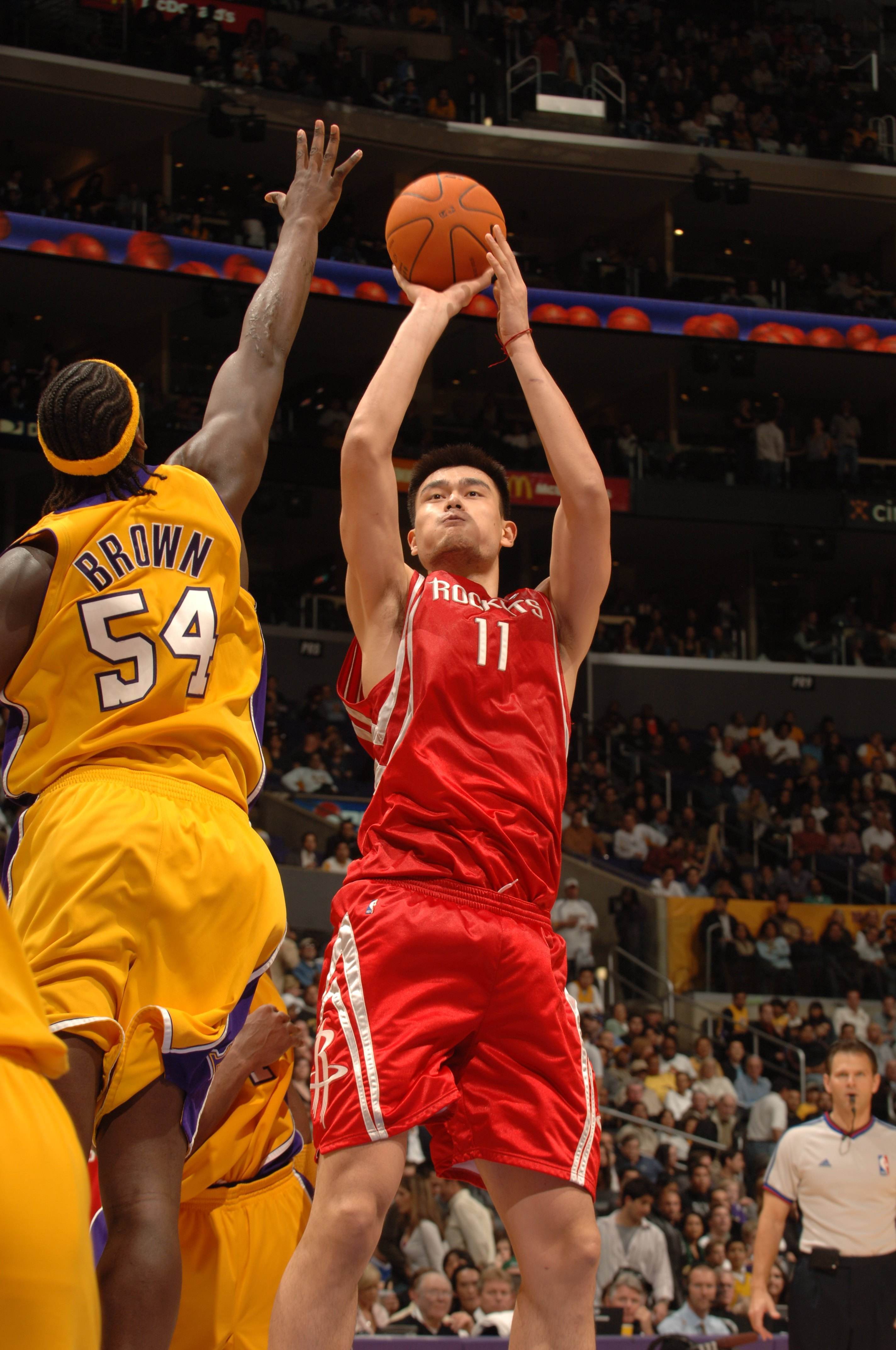 26岁的姚明与26岁恩比德谁厉害,大胆设想二人对位会怎样?