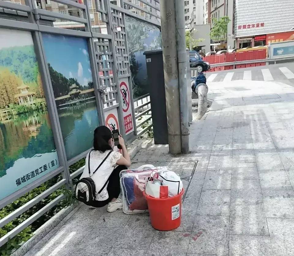 深圳西乡两个大工厂搬走,感觉一下子空了好多,冷冷清清