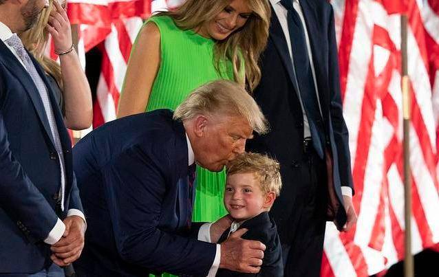 特朗普亲吻4岁外孙秀亲情!14岁小儿子巴伦吃醋瞪眼一脸不高兴