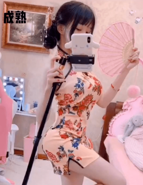 女主播穿旗袍,沫子是可爱风,腐团儿省布料,刘思瑶很心机!_手机搜狐网