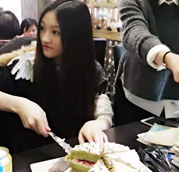 照片中的陆子艺留起了黑长直看上去非常淑女,而且能看出她好像瘦了不