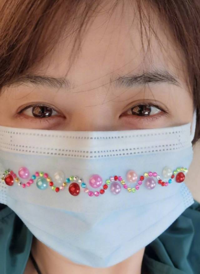 霸气这位明星戴的口罩我是第一次见你见过这豪华版的口罩吗