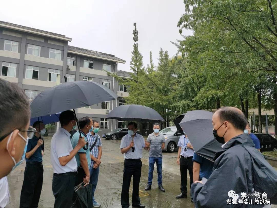 崇州市副市长冯卫康到元通中学检查开学准备工作