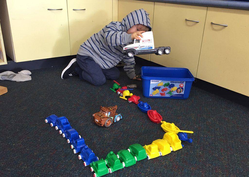 原创孩子扔东西搞破坏了解动作思维发展三大阶段教他这样扔和玩