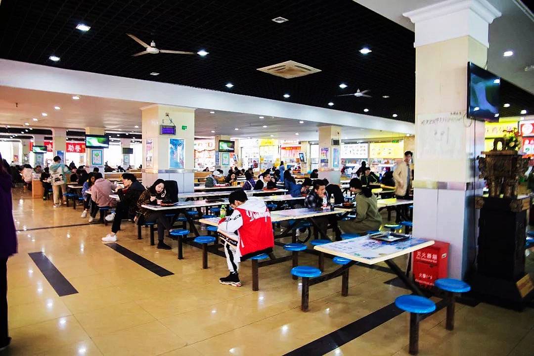 武汉城市学院校园食堂图片