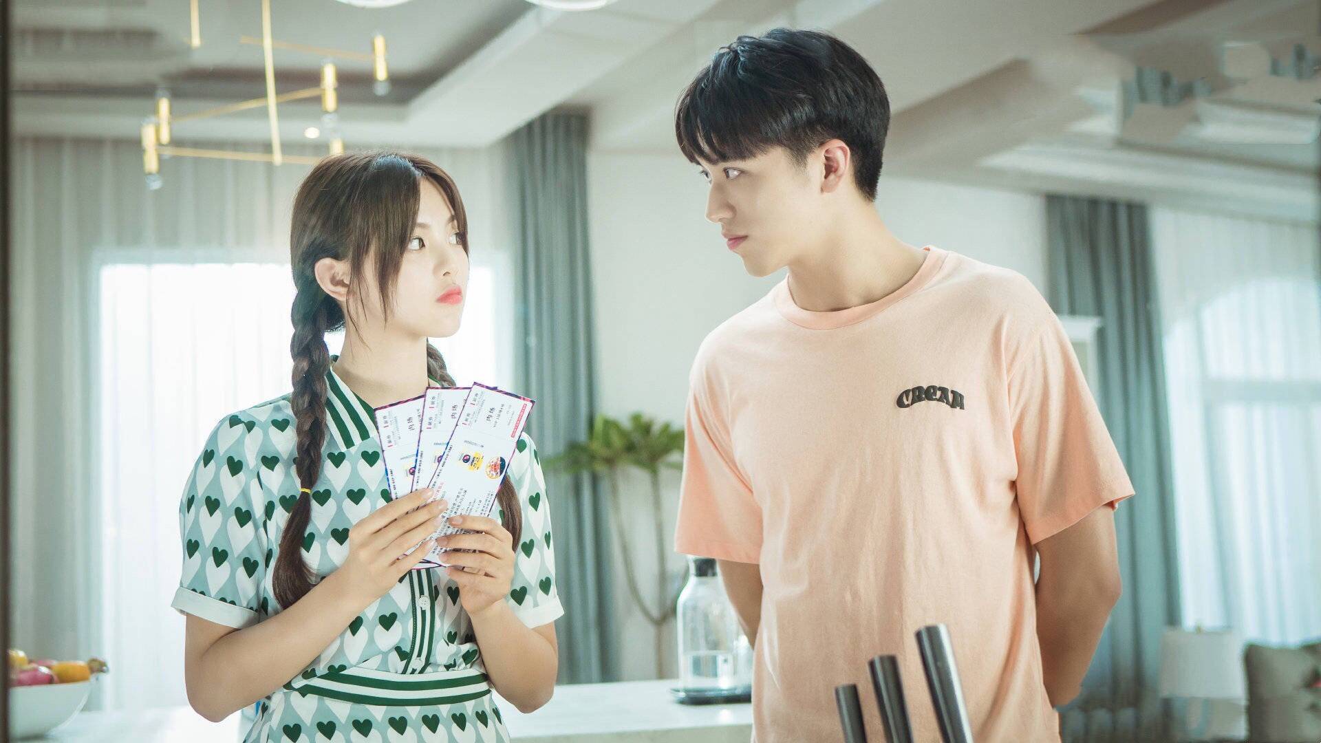 《仲夏满天心》刚开播,就力压《家人》,杨超越不愧是热度女王