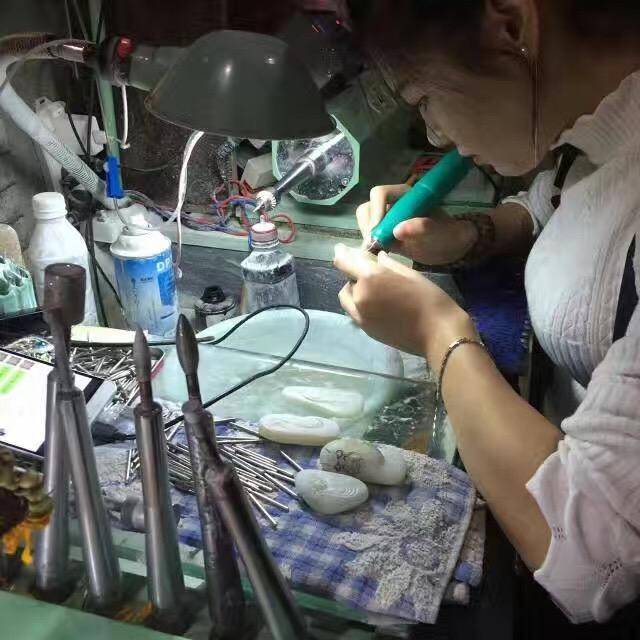 和田玉的加工凝结着玉匠艺人的心血少则数月多则数年
