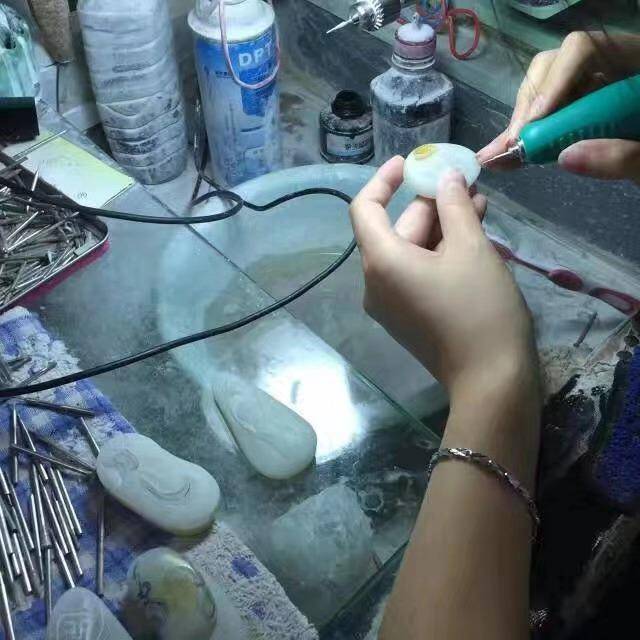 和田玉的加工凝结着玉匠艺人的心血少则数月多则数年