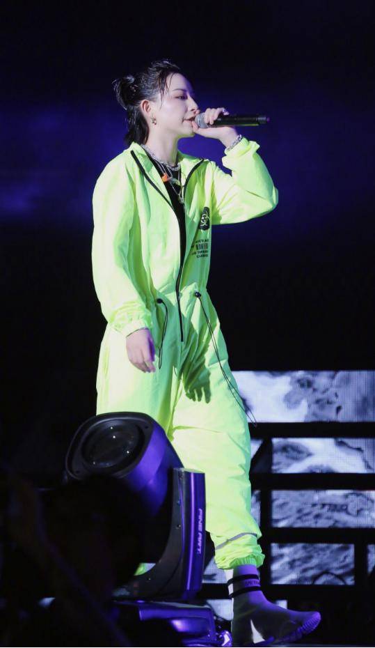 李斯丹妮帅出男友感穿荧光绿连体裤走嘻哈风真潮