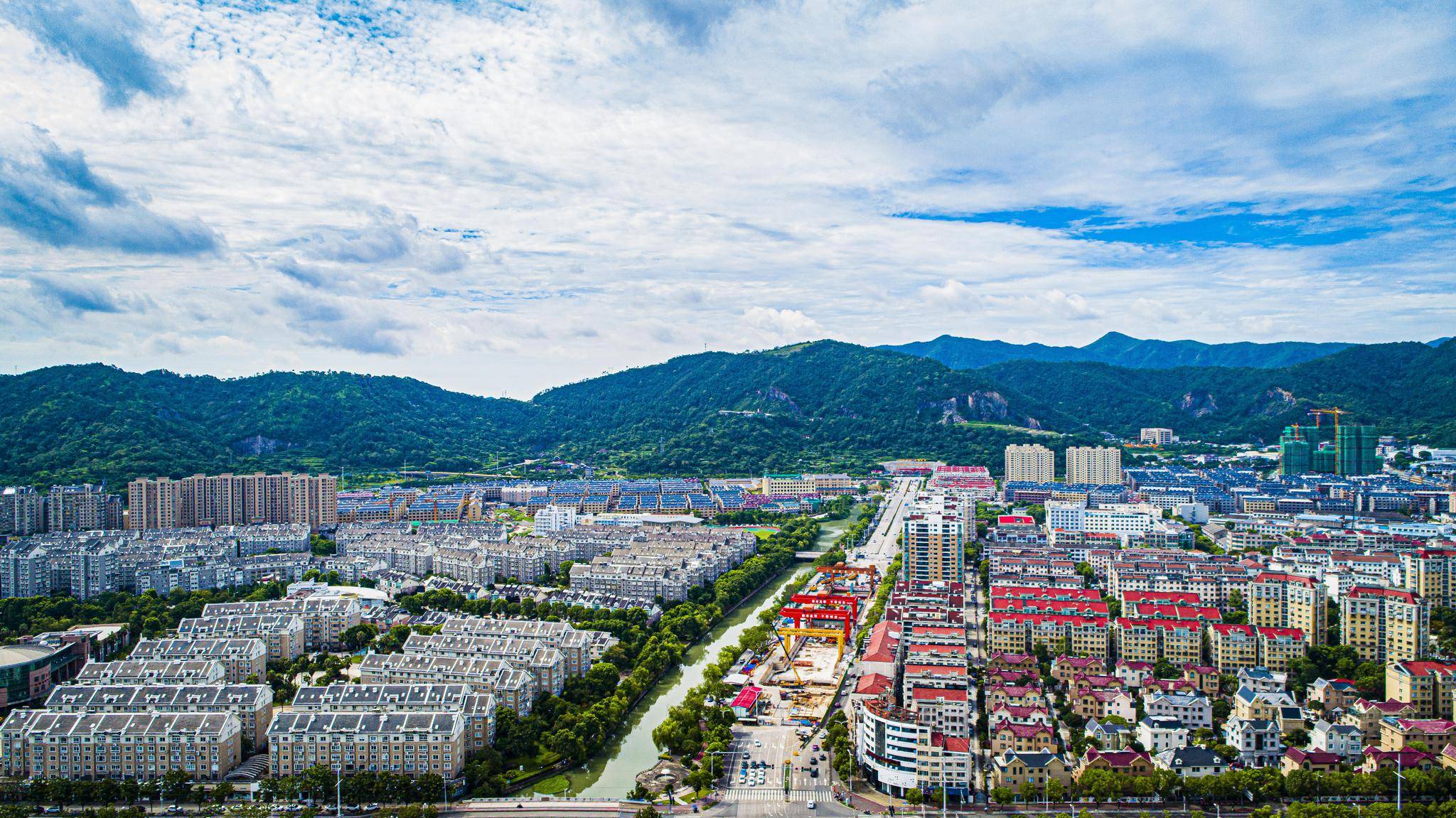 蓝天白云下的温岭市中心!