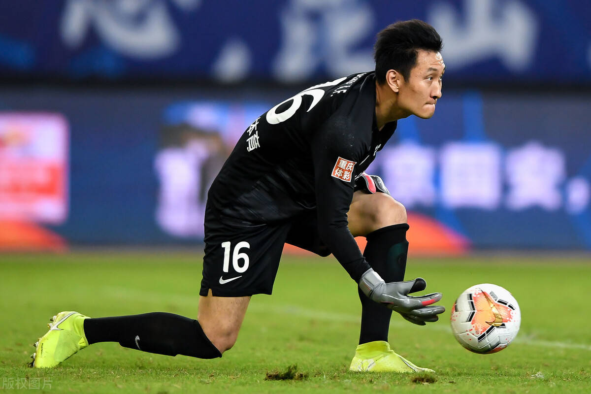 他在本轮中超联赛单场丢五球却被球迷力挺,曾是重庆功勋_邓小飞