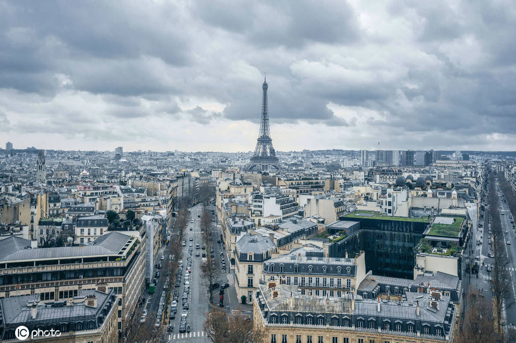 1/ 12 法国巴黎的香榭丽舍大道位于卢浮宫与新凯旋门连心中轴线上,又