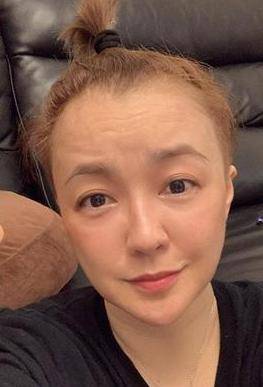 陈慧娴晒新发型照片,扎朝天辫接地气,丝毫没有偶像包袱