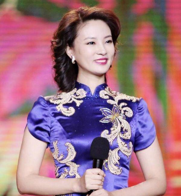 央视主持刘芳菲气质惊艳,穿蓝色旗袍裙配复古发型,尽显东方美